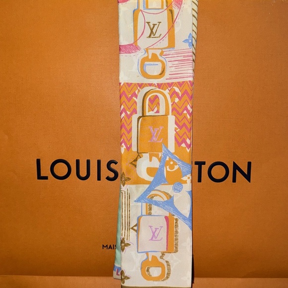 Louis Vuitton Arty LV Unlocked Bandeau โค๏ธ - Picture 2 of 7